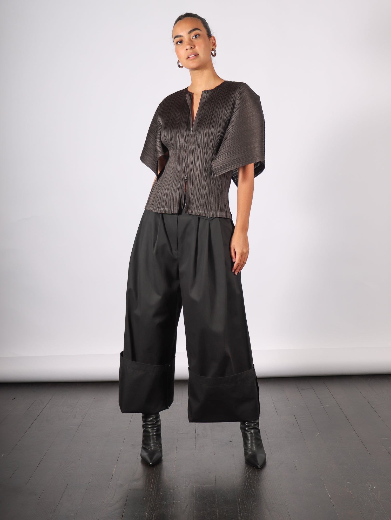 【新品未使用】プリーツプリーズ MONTHLY COLORS CHARCOAL Pleats Please by Issey Miyake Monthly Colors August Top - Charcoal