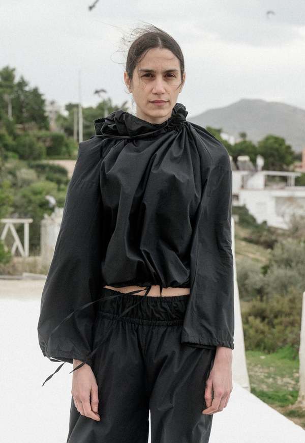 baserange point top フード付きブラウス Baserange Point Top - Black | Garmentory