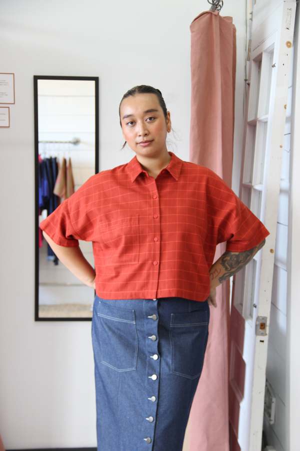 Exclusivits Eve Gravel Short MERU shirt - Burnt Orange/Icy Blue