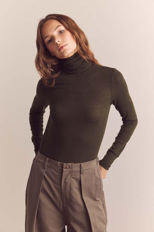 Amente Wool Blend Lightweight Turtleneck - Dark Olive