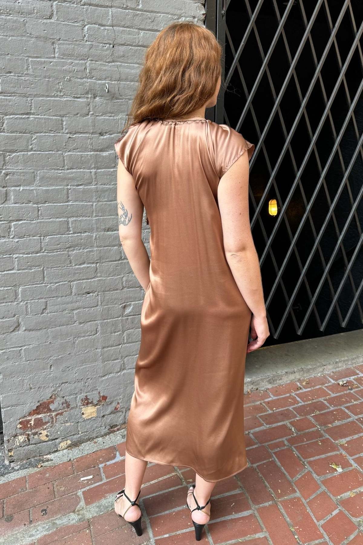 【関税込み】Baserange ブラウン Max ミディアムドレス Baserange Max Dress - Brown | Garmentory