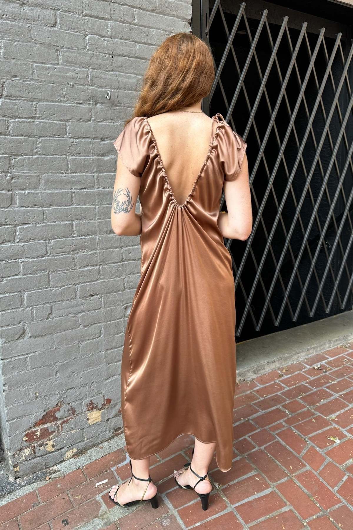 【関税込み】Baserange ブラウン Max ミディアムドレス Baserange Max Dress - Brown | Garmentory