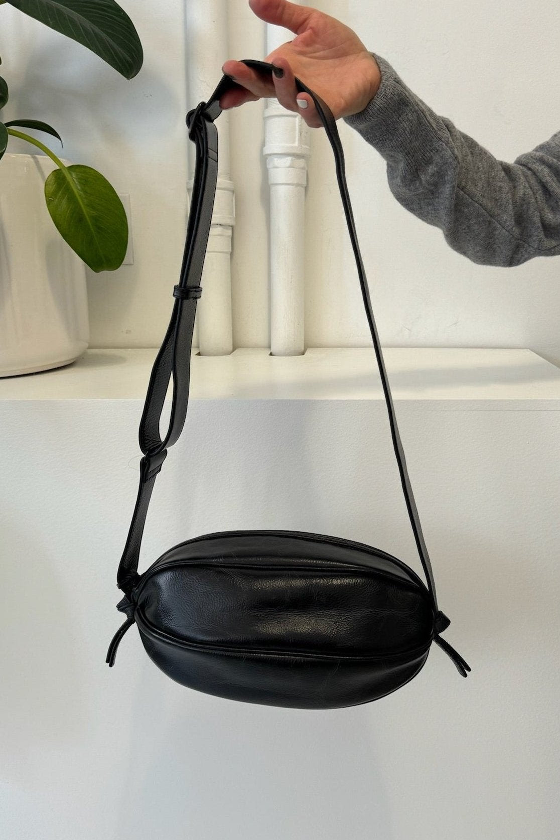 ショルダーバッグ・ポシェット Hereu Boya Distressed Crossbody Bag WBBOLD24338182 BOYA L DISTRESSED - Ball-Shaped Crossbody Bag – Hereu Studio