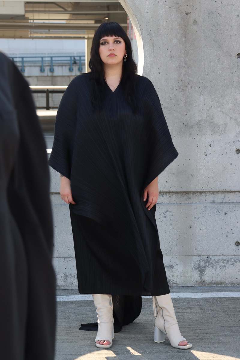 PLEATS PLEASE BASIC MADAME-T ブラックSMALL Pleats Please by Issey Miyake Basic Madame T Stole - Black