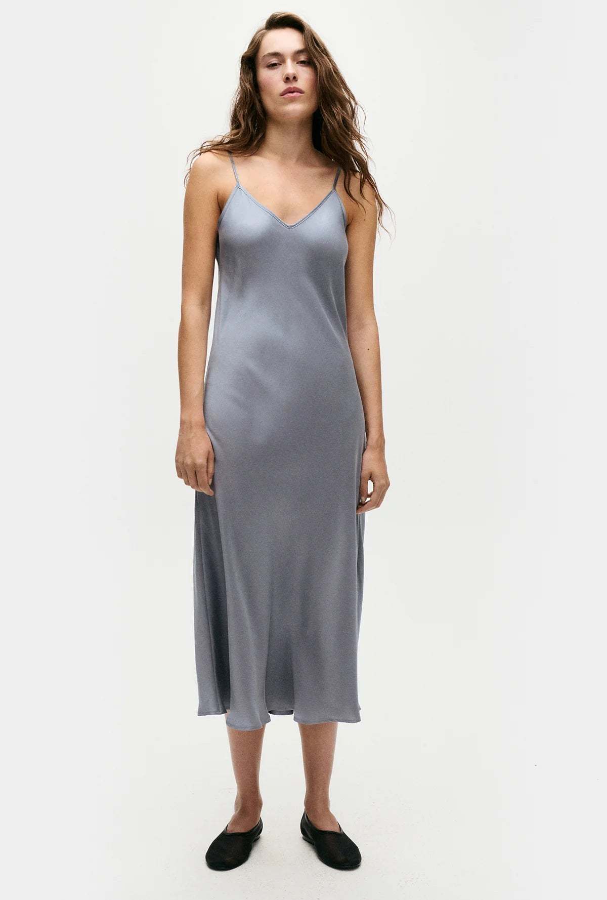 【関税込み】Silk Laundry タン 90s スリップ ミディアムドレス Silk Laundry 90s Slip Dress - Moon | Garmentory