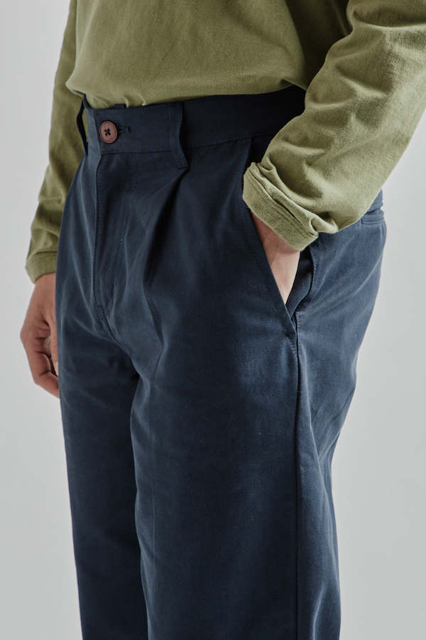 パンツ ONE TUCK CHINO TROUSERS[NAVY] OG HAWORTH ONE TUCK PANTS - NAVY - THE GREAT DIVIDE – Frizmworks
