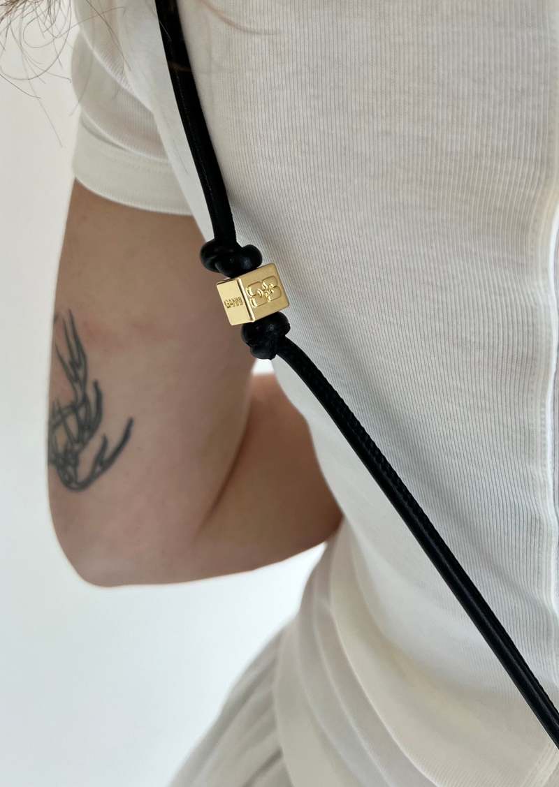GANNI ガニー ショルダーウォレット Bou Wallet On Strap Ganni Bou Wallet On Strap - Black | Garmentory