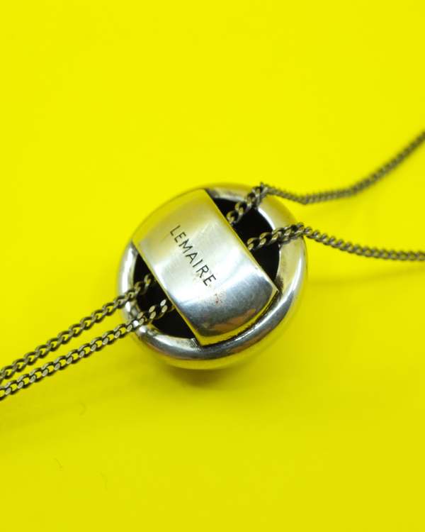 【関税込み】LEMAIRE シルバー Rattle Bolo Tie ネックレス LEMAIRE Cat Eye Rattle Bolo Tie Necklace | Silver | FARFETCH CA