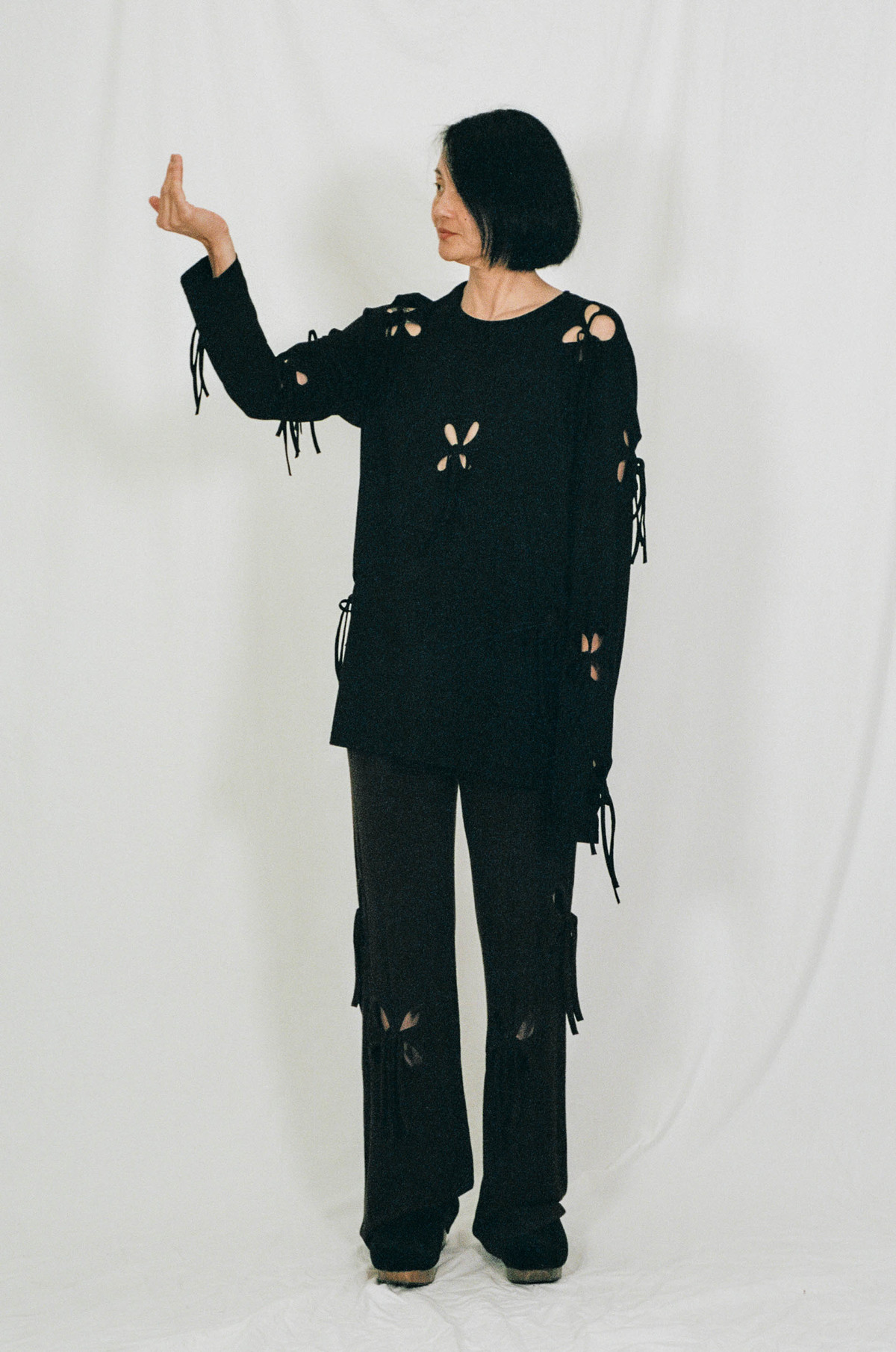 【関税込み】J.Kim ブラック Petal 長袖 トップス J.Kim ~ Petal Black Long Sleeve | MAIMOUN