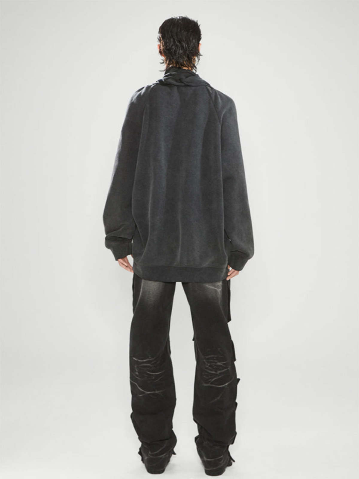 y/project Multiscarf Pinched ロゴスウェットシャツ Y/PROJECT - Multi-Scarf Pinched Logo Sweatshirt | HBX