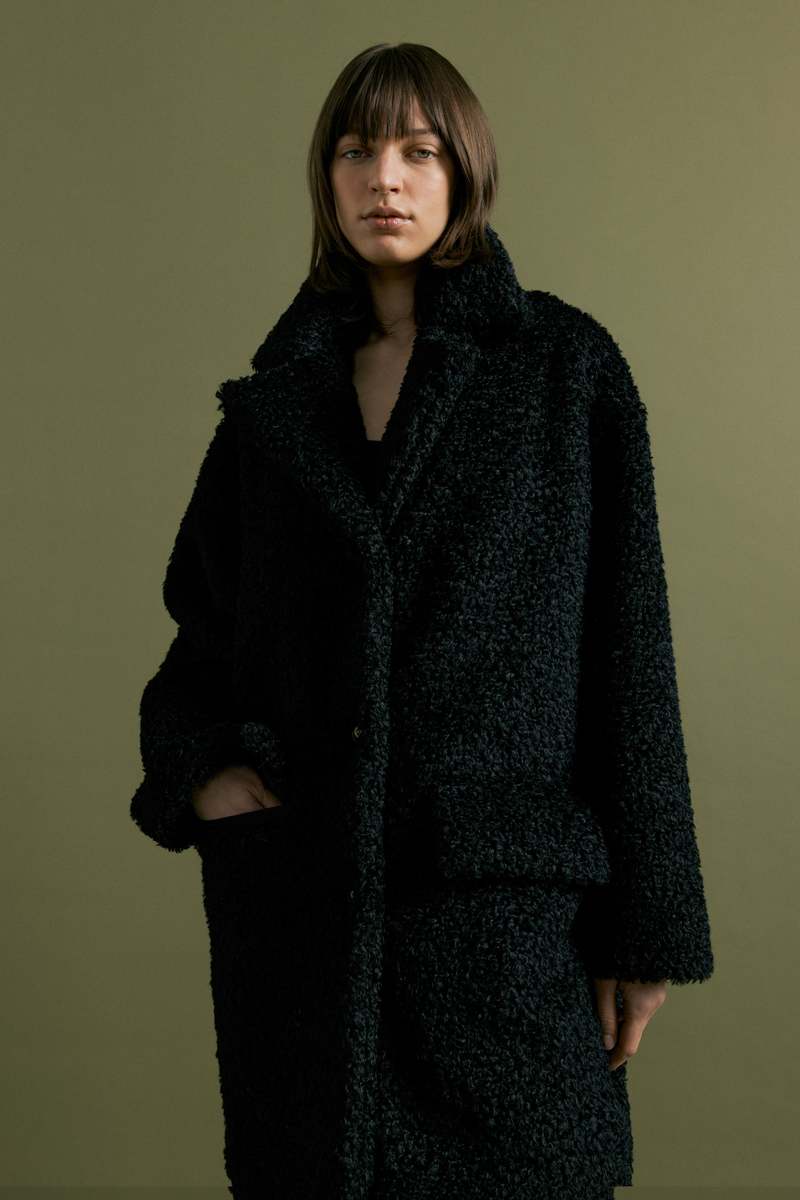 ムートン・ファーコート MOLLIOLLI MANI double collar fur half coat black MOLLIOLLI Mani Double Collar Fur Coat - Black | Garmentory