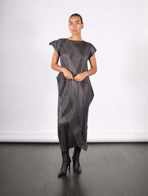 23aw ISSEYMIYAKE pleats anomaly 変形 dress Issey Miyake // Black Sculptural Pleated Dress – VSP Consignment