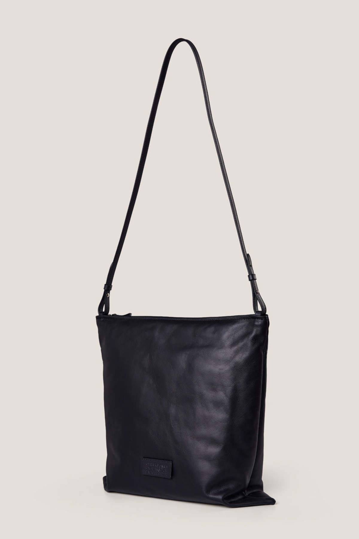 トートバッグ MM6  Tote Pillow in smooth leather MM6 Tote Pillow in smooth leather (MM6 Maison Margiela