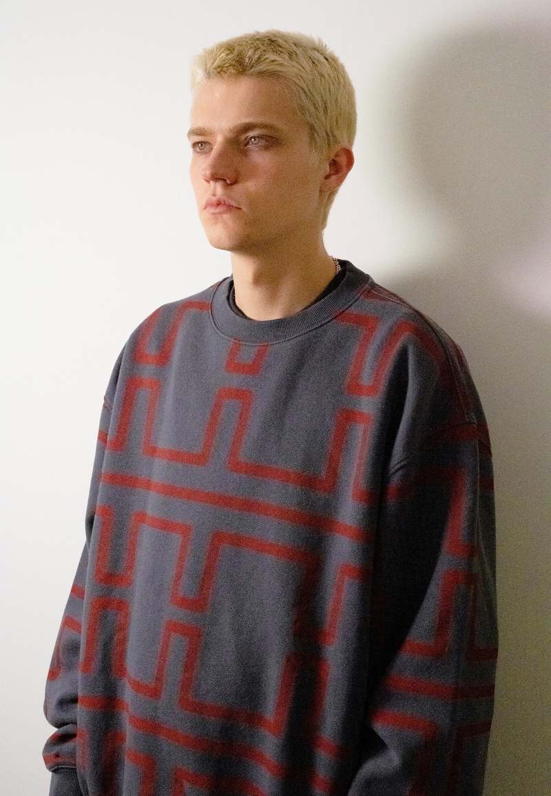 トップス THE TRILOGY TAPES Over Dye Pulse Crew The Trilogy Tapes Overdyed Pulse Crewneck Jumper - Black/Red