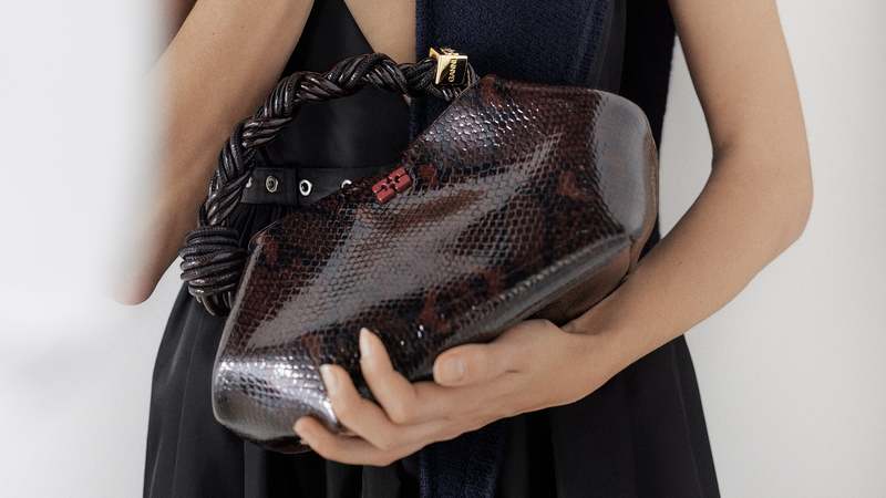 トートバッグ Ganni FW25 Ganni Bou Bag Small Snake (A6758 135) Egret Snake Small GANNI Bou Bag | GANNI IT