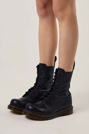 新品　MM6 Maison Margiela × Dr.martens 1490 x Dr. Martens 1490 10-Eye leather combat boots in black - MM 6