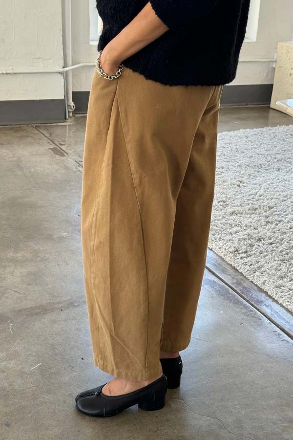 le bon shoppe arc pants tobacco elastic waist NATUREL cream canvas Cotton trousers for women in tobacco brown in sizes Small to Large Le Bon Shoppe - Arc