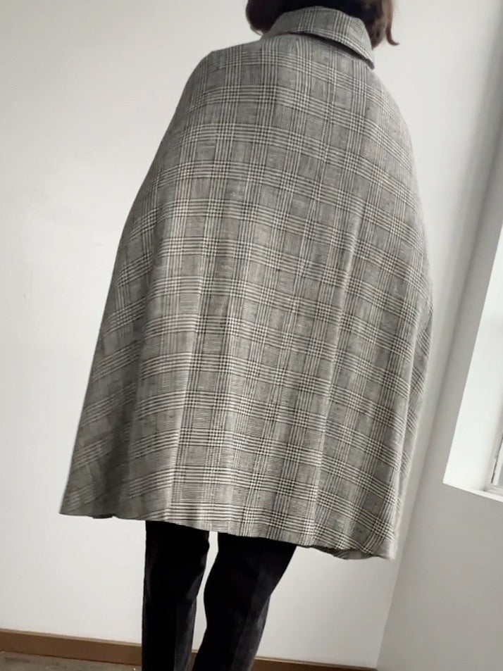 0055~BE houndstooth cape