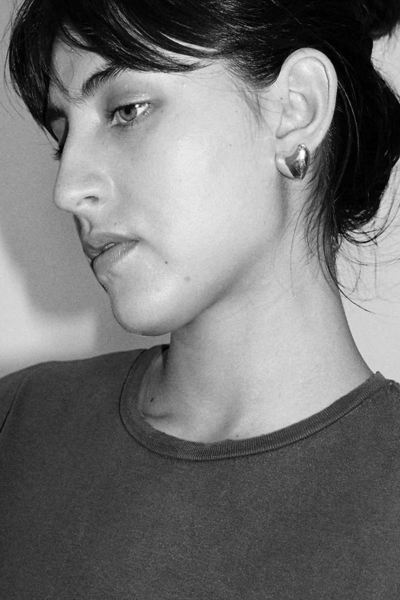 送関込【Annika Inez】Small Voluptuous Heart Earrings Annika Inez Small Voluptuous Heart Earrings | Garmentory