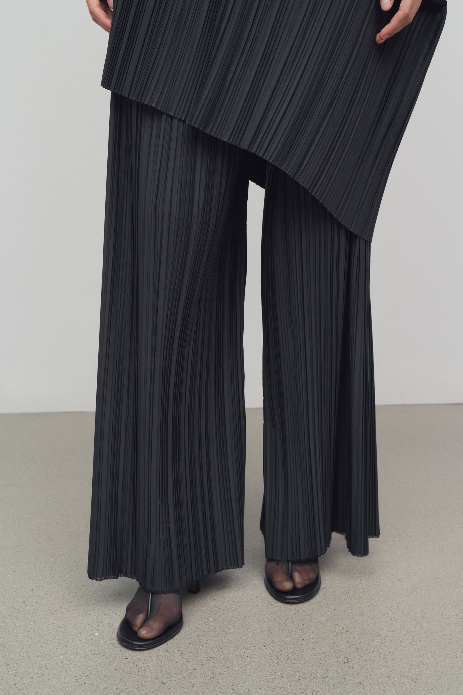 最終値下げ【美品】THE ROW GALA PANTS The Row Gala Pant in Black | FWRD