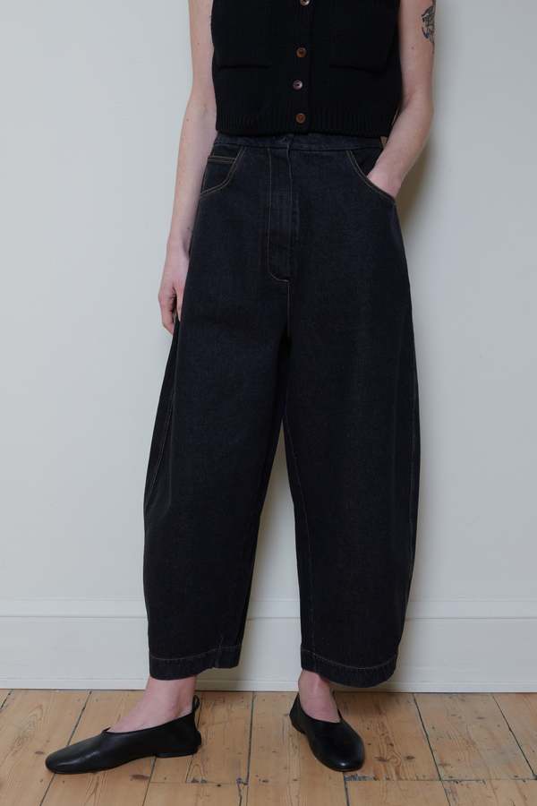 Cordera Curved Denim Pants - Black