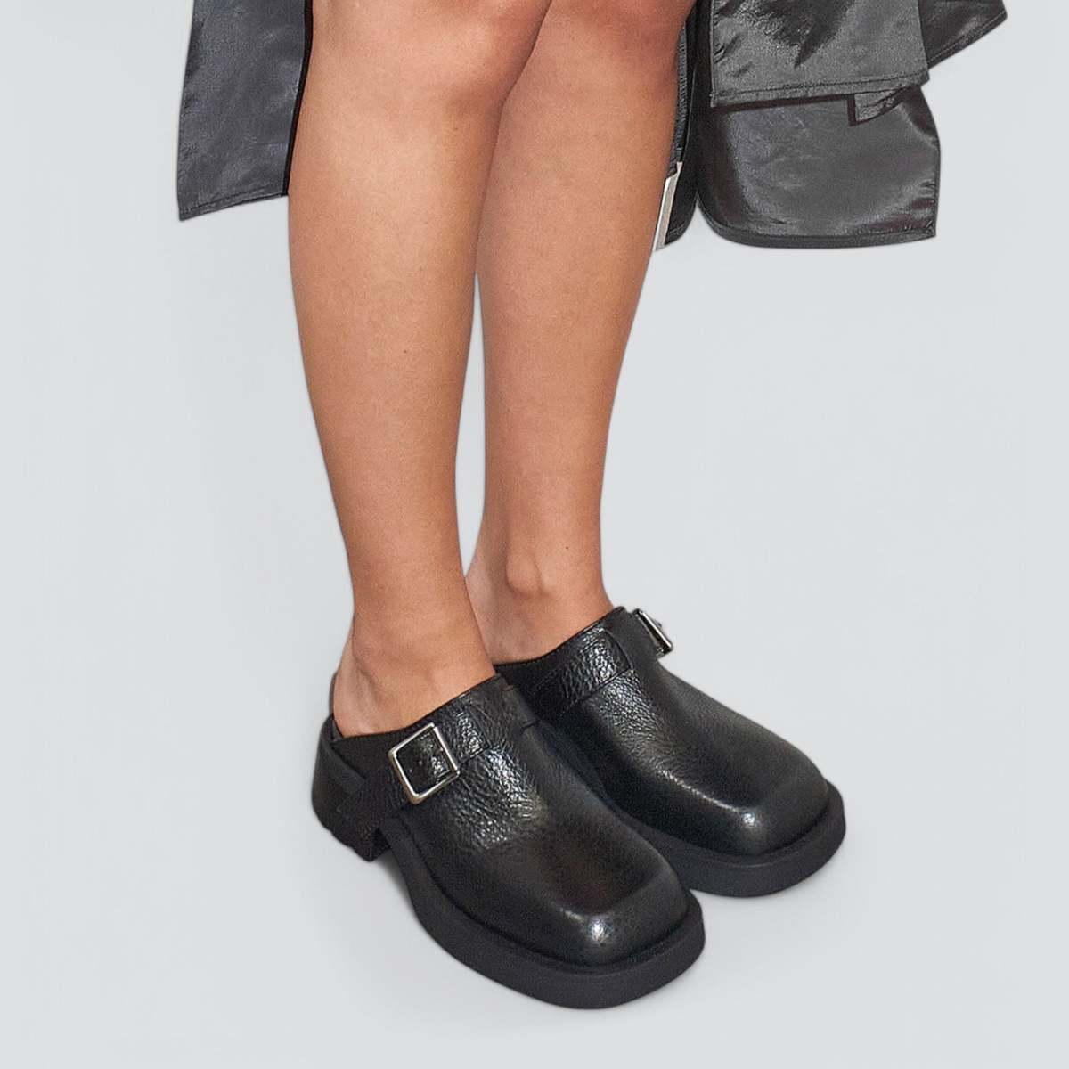 サンダル・ミュール miista SS25 AROA MULES (E83862 BLACK) Aroa Black Buckled Mules | Miista