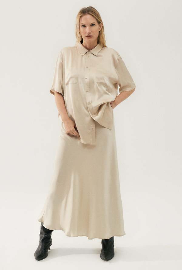 Silk Laundry SHORT SLEEVE BOYFRIEND SHIRT - HAZELNUT