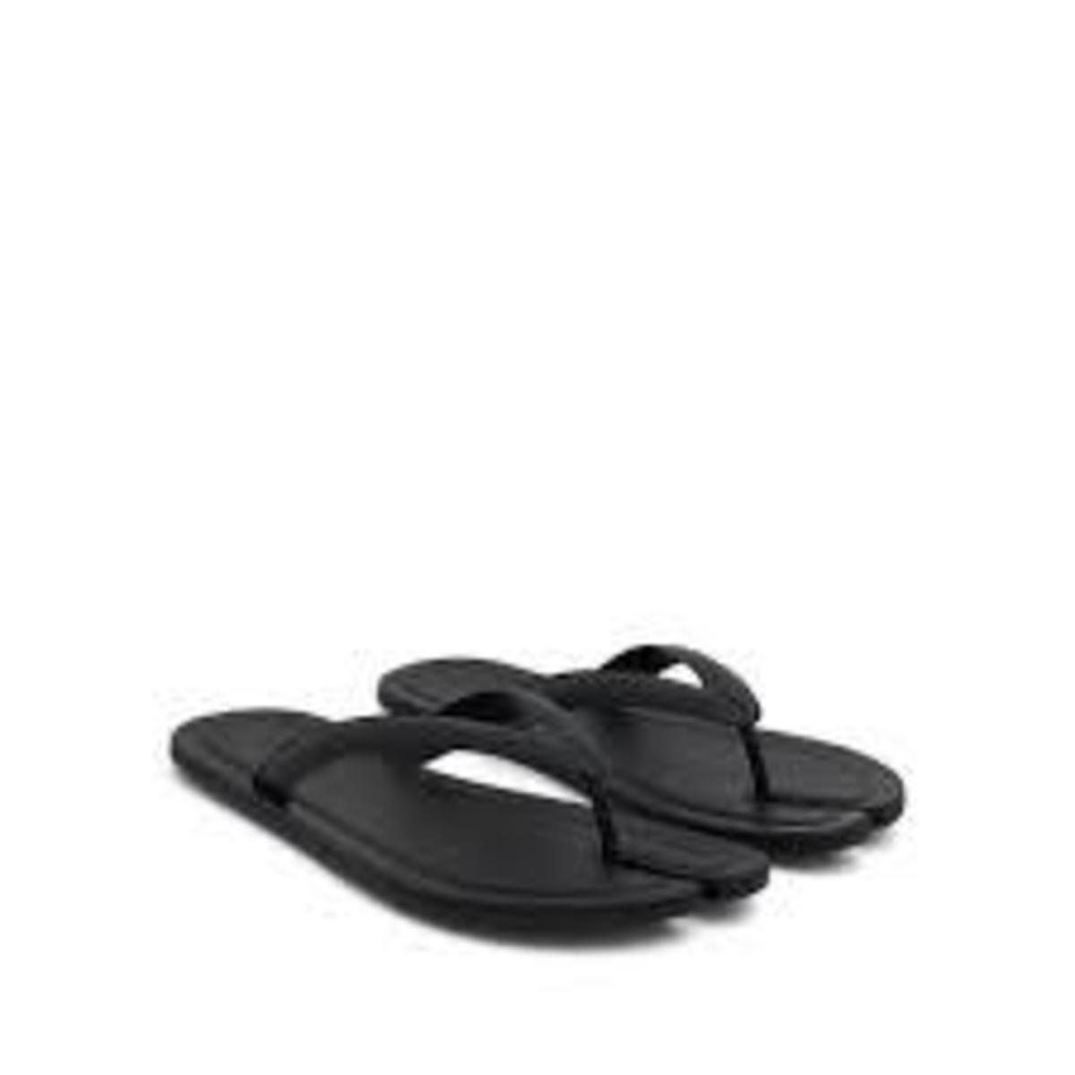サンダル・ミュール MAISON MARGIELA  Tabi rubber slides Tabi rubber slides in black - Maison Margiela | Mytheresa