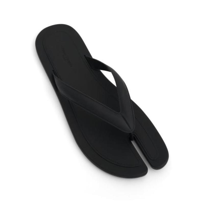 【Maison Margiela】送料/関税込 TABI RUBBER SANDALS Tabi rubber slides in black - Maison Margiela | Mytheresa