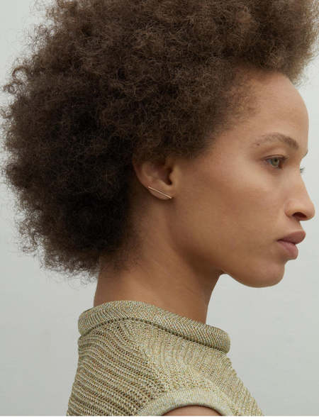 【KATHLEEN WHITAKER】14kゴールド SEQUIN 4mm シングルピアス Kathleen Whitaker Sequin 4mm Stud - 14K Gold | Garmentory