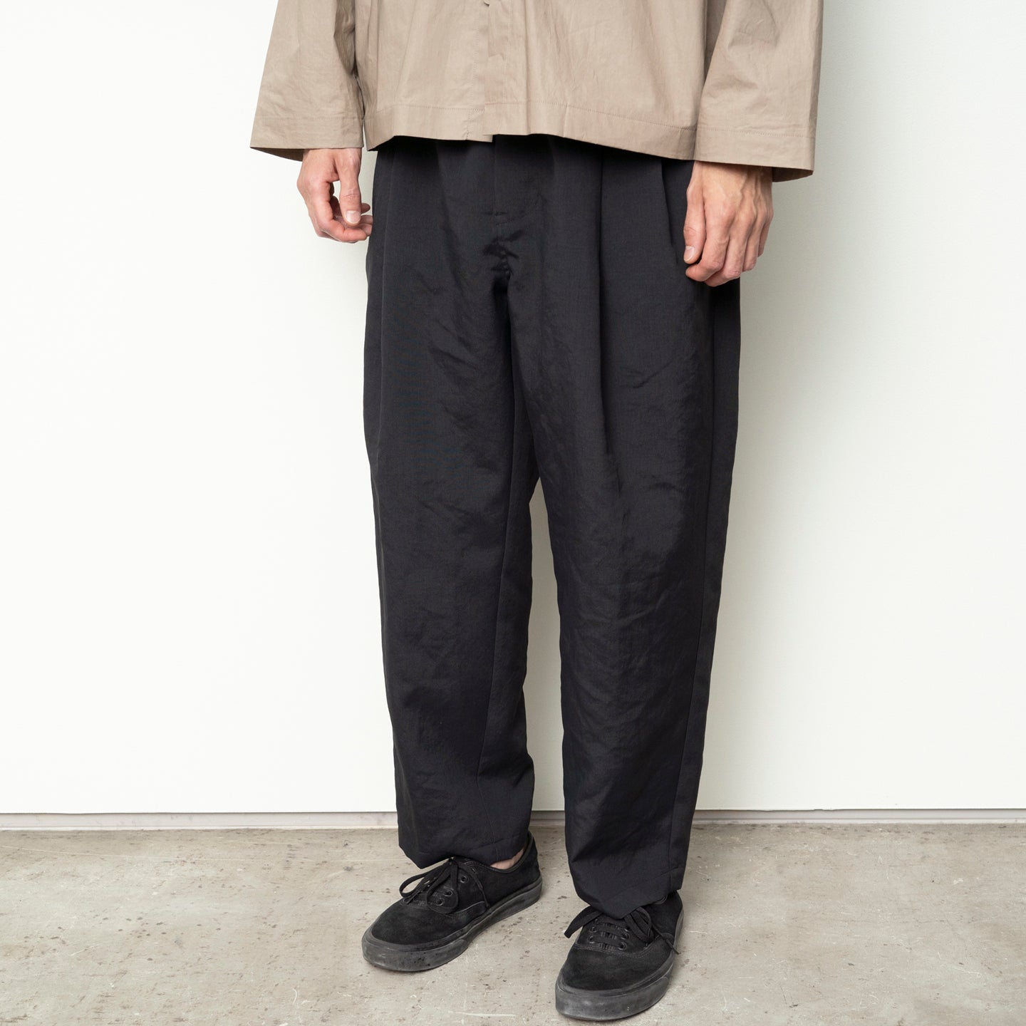 2025年ファッション福袋 Still By Hand 2 Tuck Polyester Pants - Ink Black | Garmentory パンツ