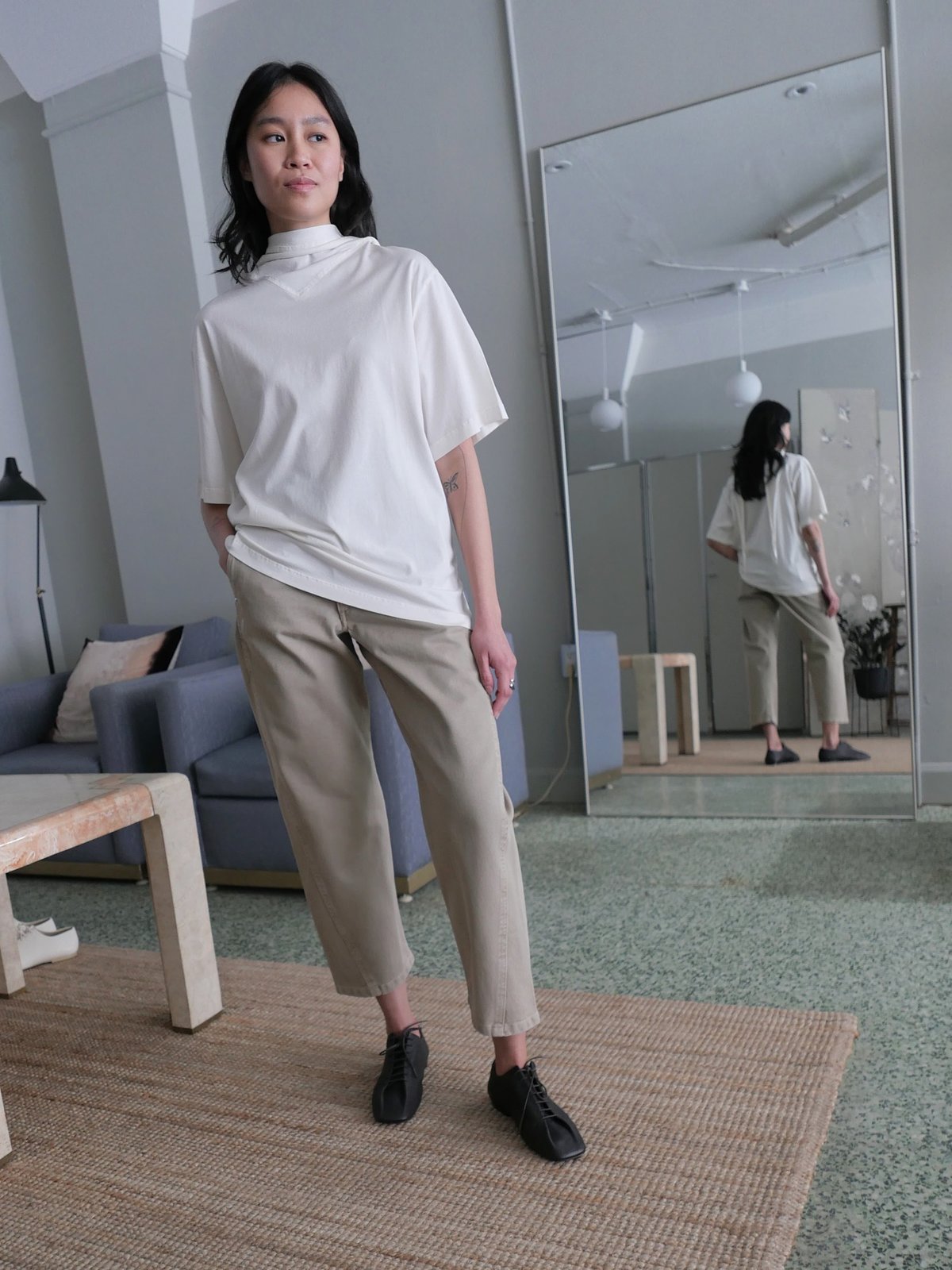 【関税込み】LEMAIRE グレー Foulard 半袖Tシャツ Lemaire T-Shirt with Foulard - Chalk | Garmentory