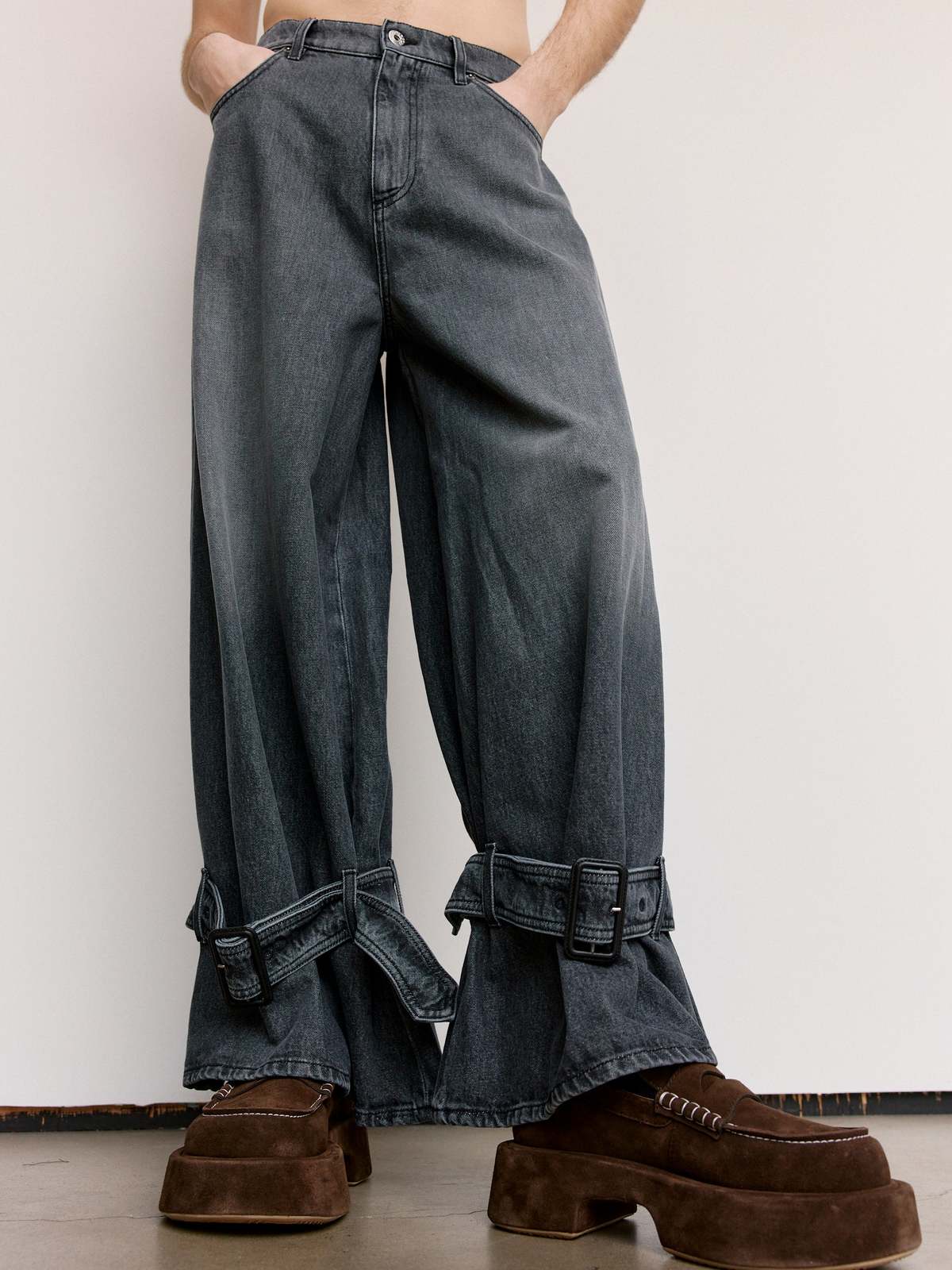 【関税込み】JW Anderson グレー Buckled Cuff ジーンズ JW Anderson buckled-cuff Jeans | Grey | FARFETCH