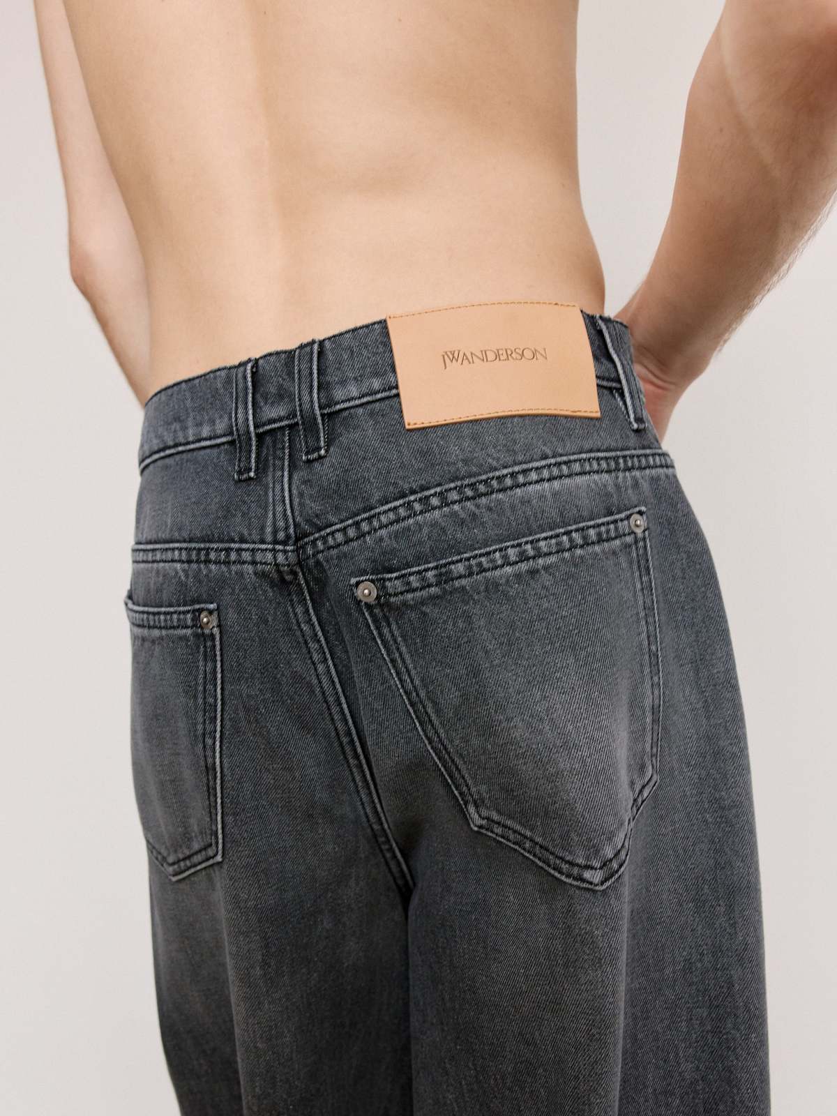 【関税込み】JW Anderson グレー Buckled Cuff ジーンズ JW Anderson buckled-cuff Jeans | Grey | FARFETCH