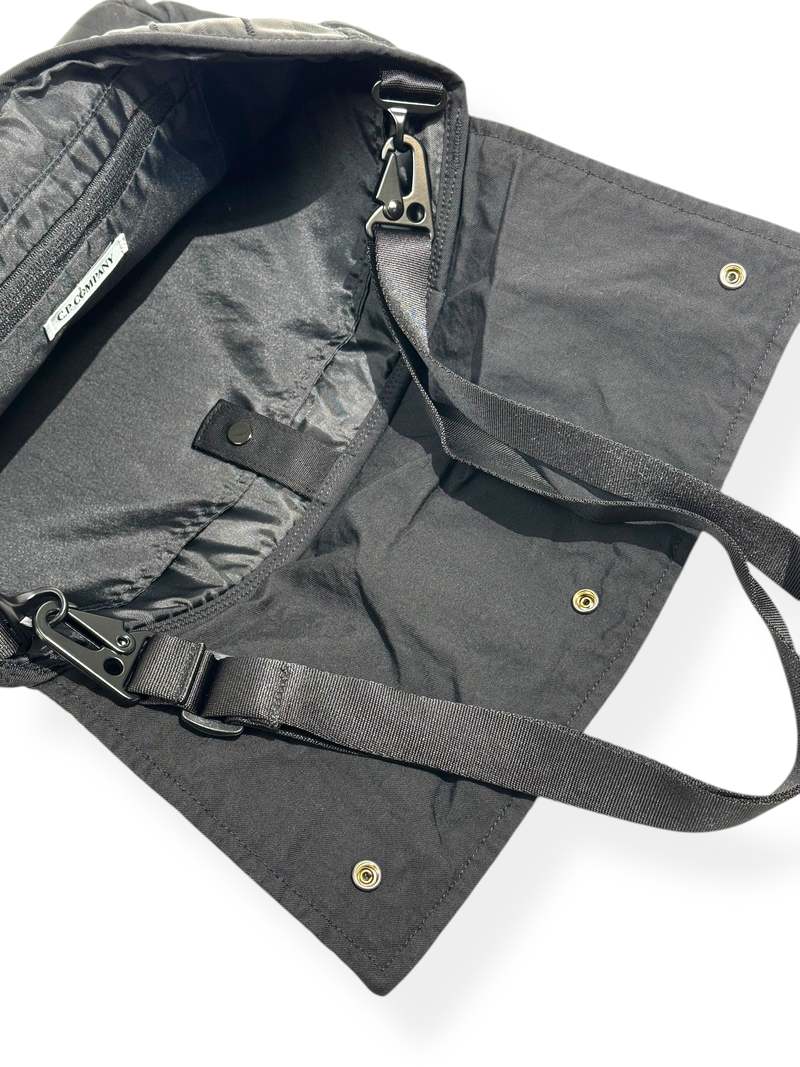 ショルダーバッグ C.P. COMPANY LOGO BAG C.P. COMPANY C.P.COMPANY シーピーカンパニー ボディバッグ