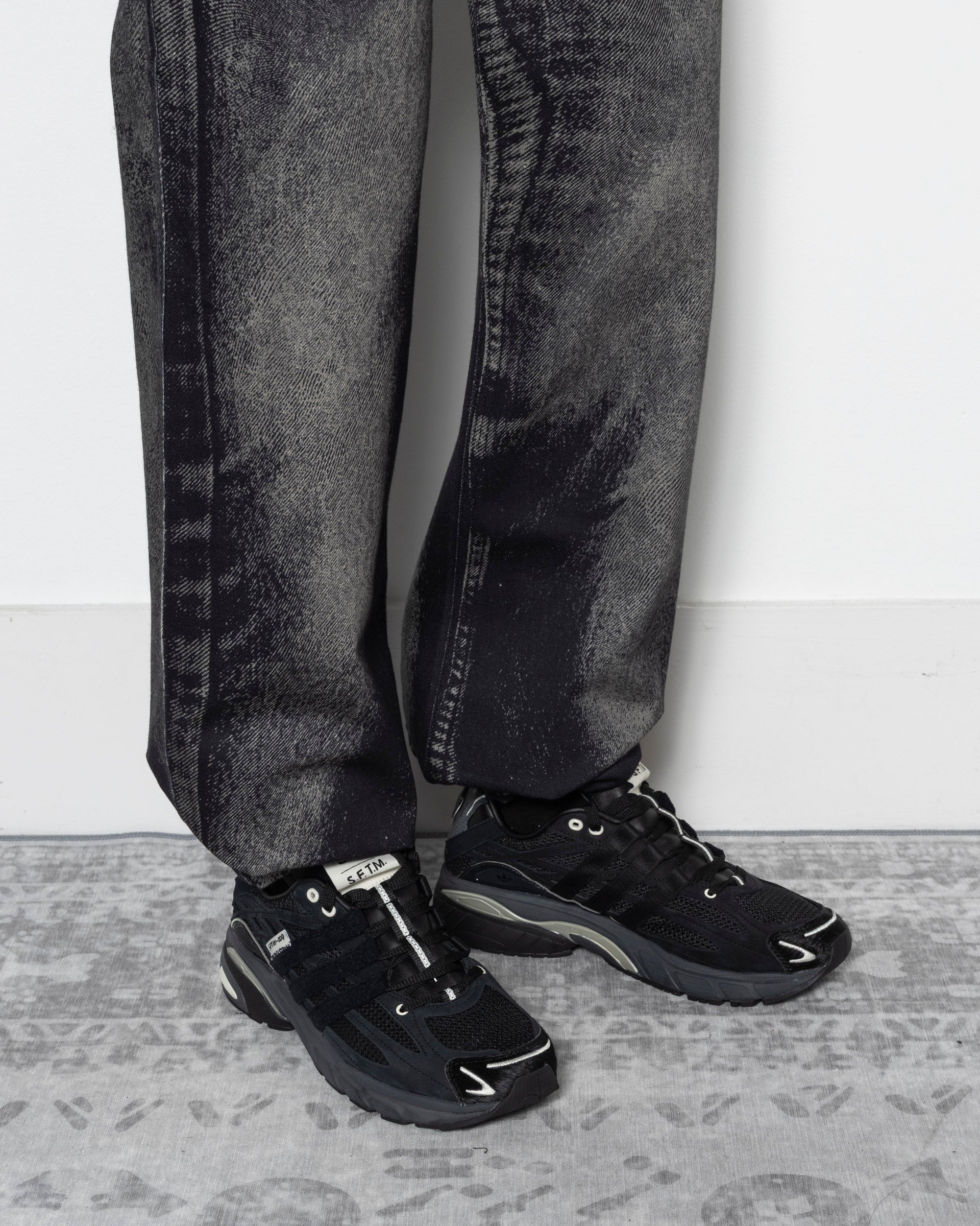 靴 adidas ADISTAR CUSHION SFTM CORE BLACK adidas Adistar Cushion SFTM - Black / Brown (Song For The