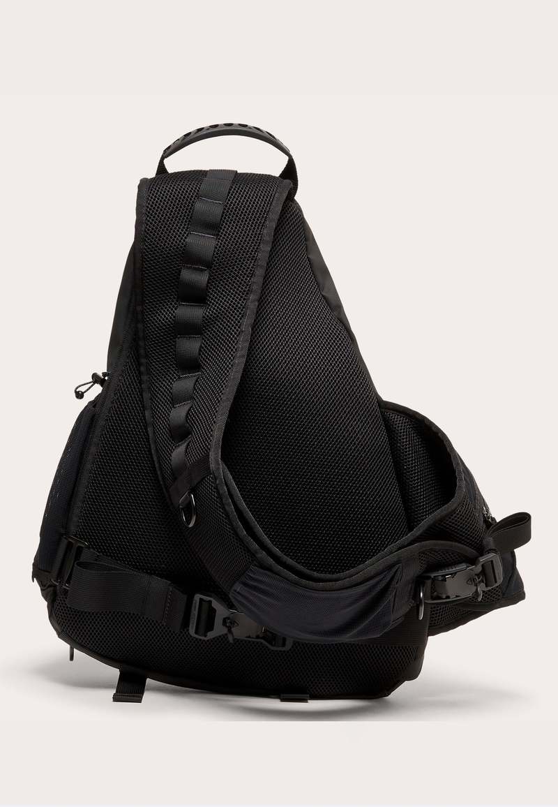 Oakley - Latitude Sling Pack in Blackout - FOS901806_02E