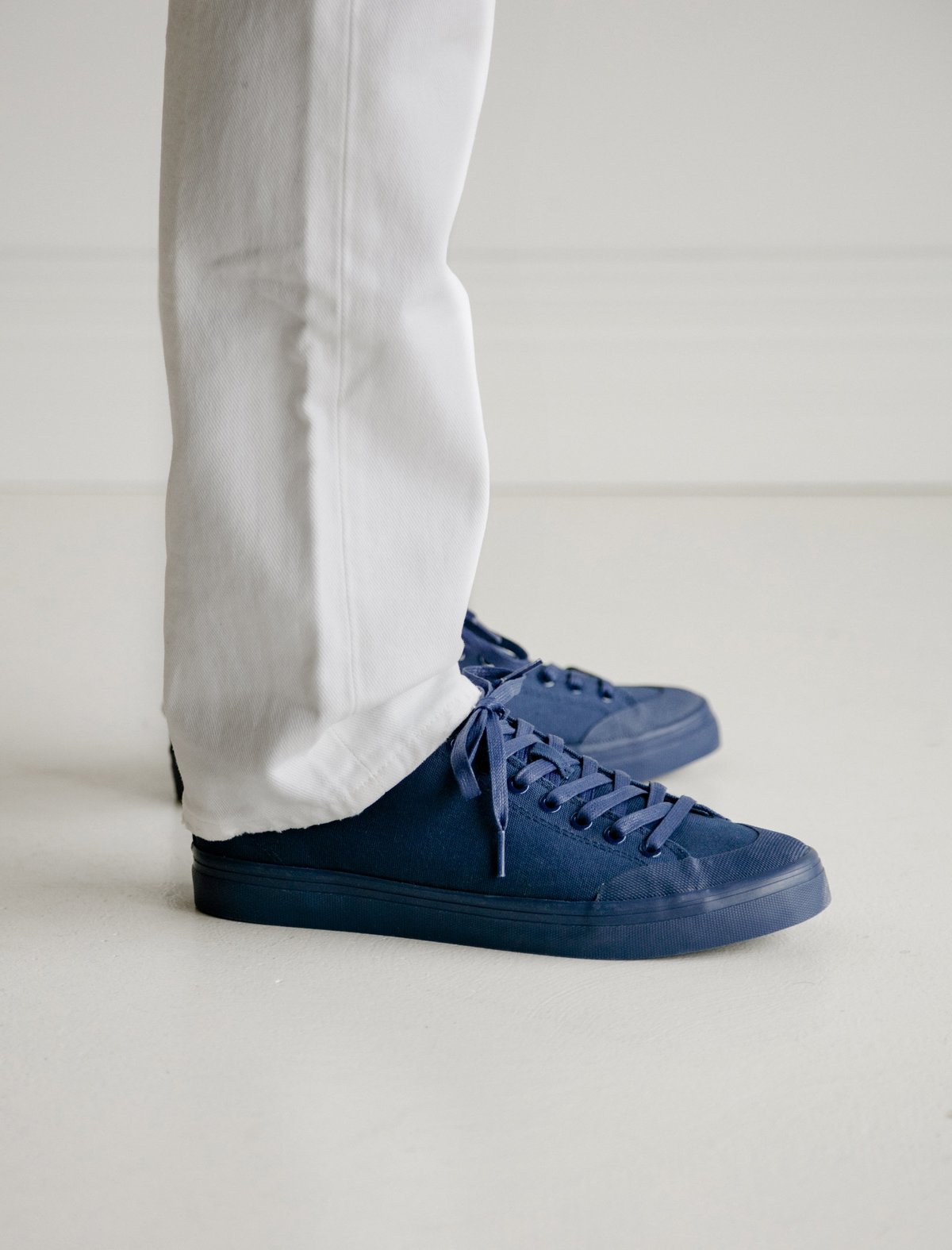 靴 everyone SUEDE SNEAKER Erik Schedin NAVY everyone LOW CUT SUEDE SNEAKERS by Erik Schedin (BLACK