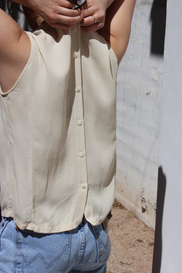 button back sleeveless top
