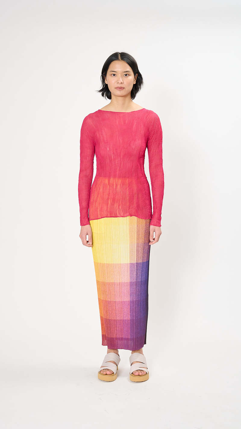 の*の様 ISSEY MIYAKE CHIFFON TWIST 2 ピオニーレッ Issey Miyake Chiffon Twist 2 Top - Peony Red | Garmentory