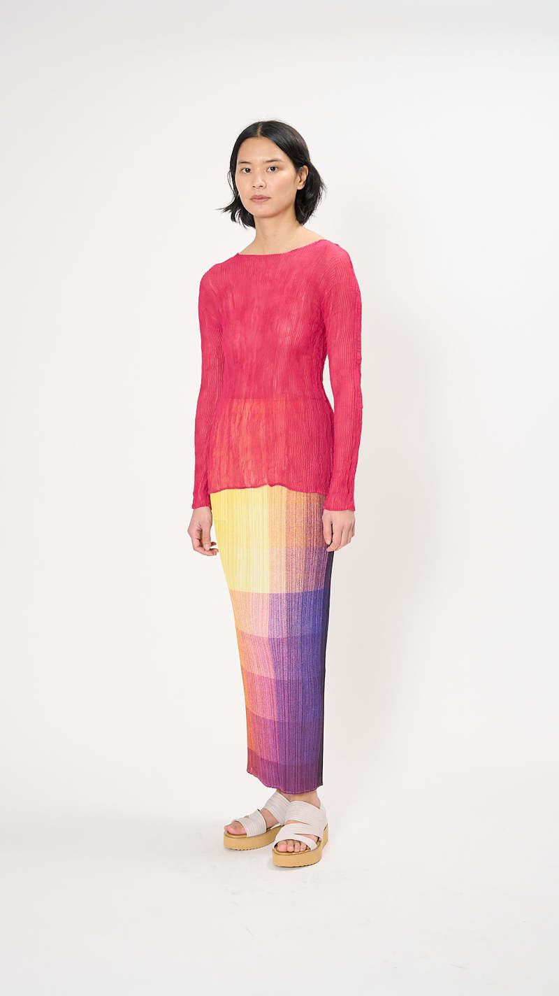 の*の様 ISSEY MIYAKE CHIFFON TWIST 2 ピオニーレッ Issey Miyake Chiffon Twist 2 Top - Peony Red | Garmentory