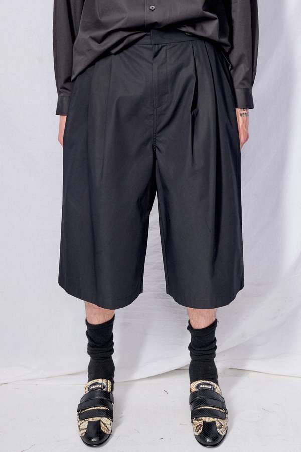 AMOMENTO Black Two Tuck Wide Short | Garmentory
