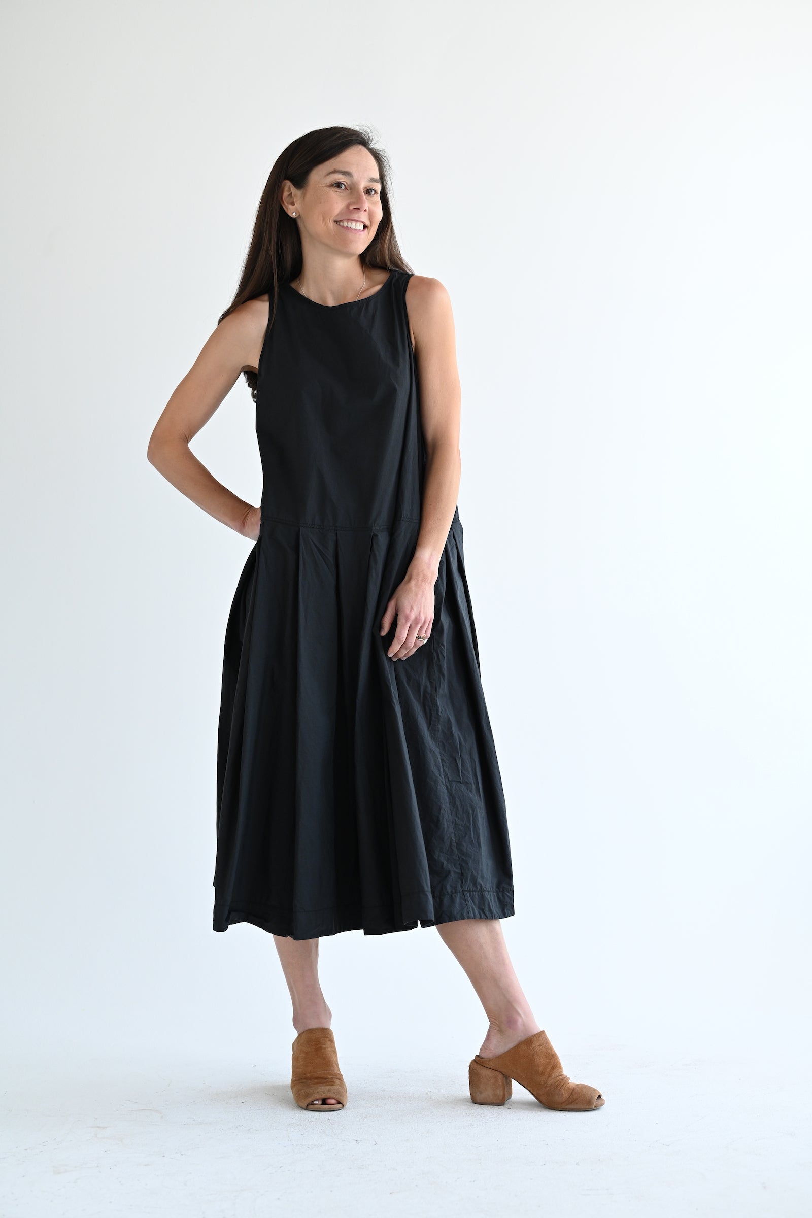 Album di Famiglia Pleated Sleeveless Dress - Black | Garmentory Album di Famiglia Pleated Sleeveless Dress - Black | Garmentory