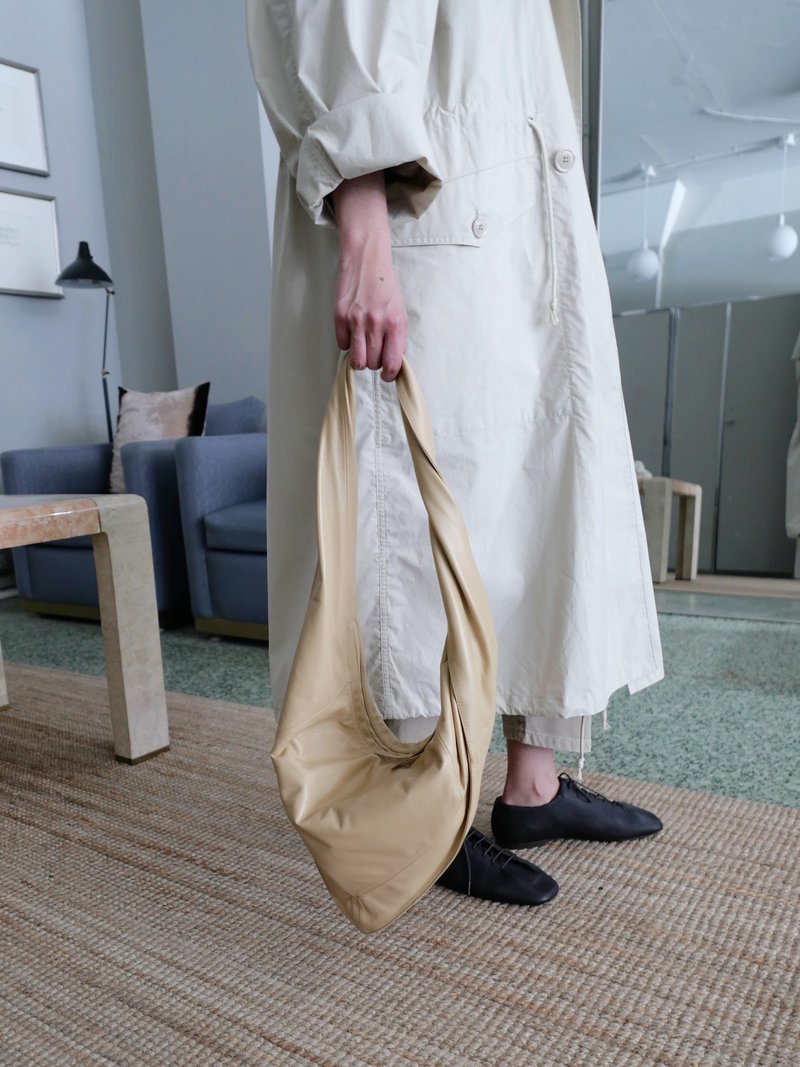 バイカラーデザイン♪【LEMAIRE】SMALL SCARF BAG Lemaire - Small Scarf Bag in Off White – Stoy