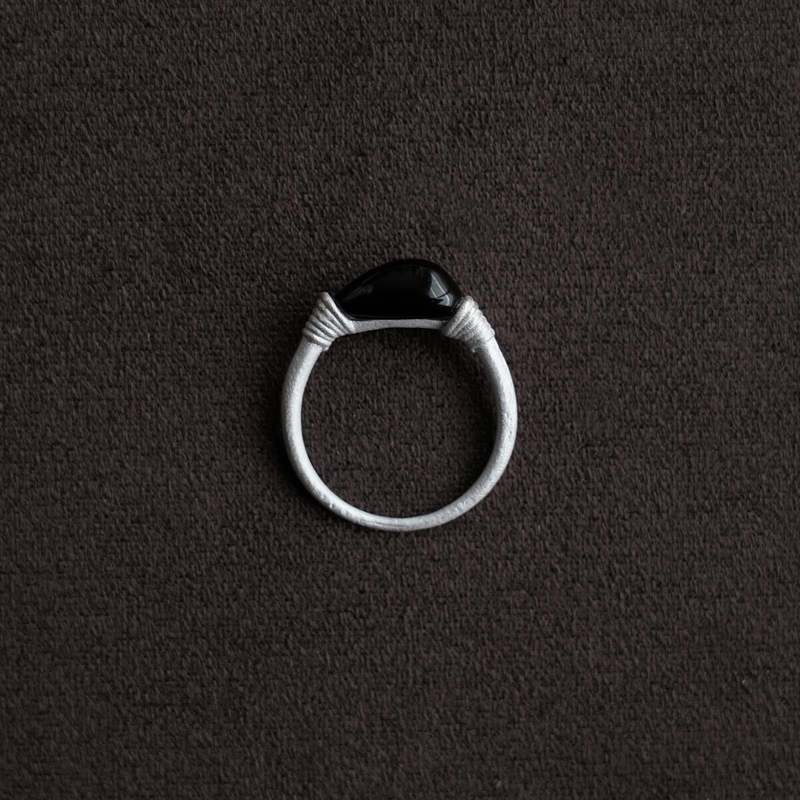 OLIO E ACETO Black Agate Droplet Ring