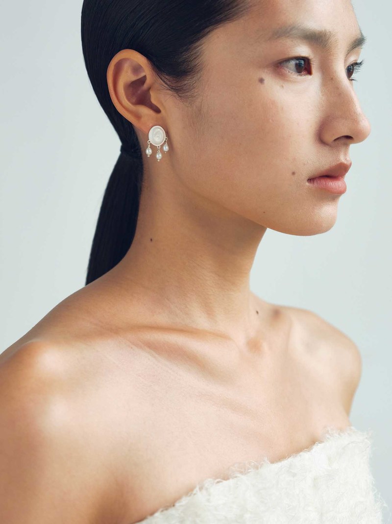 OLIO E ACETO Full Moon Pendant Earring - Matte White