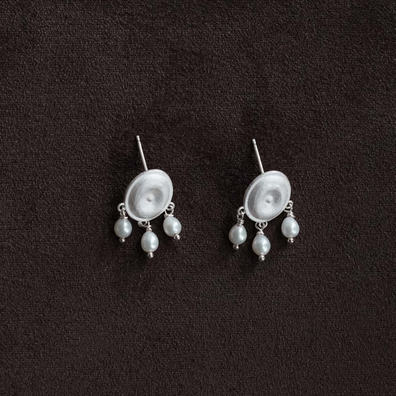 OLIO E ACETO Full Moon Pendant Earring - Matte White