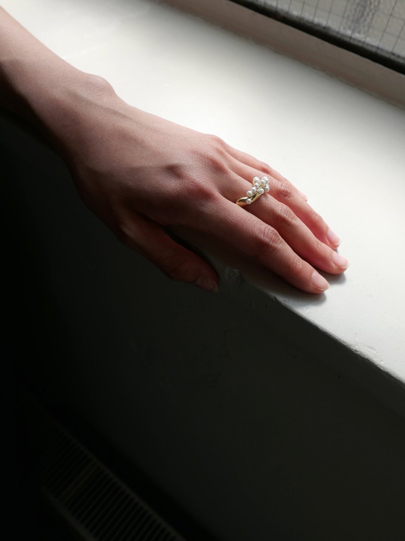 Beatriz Palacios Wave Cluster Ring