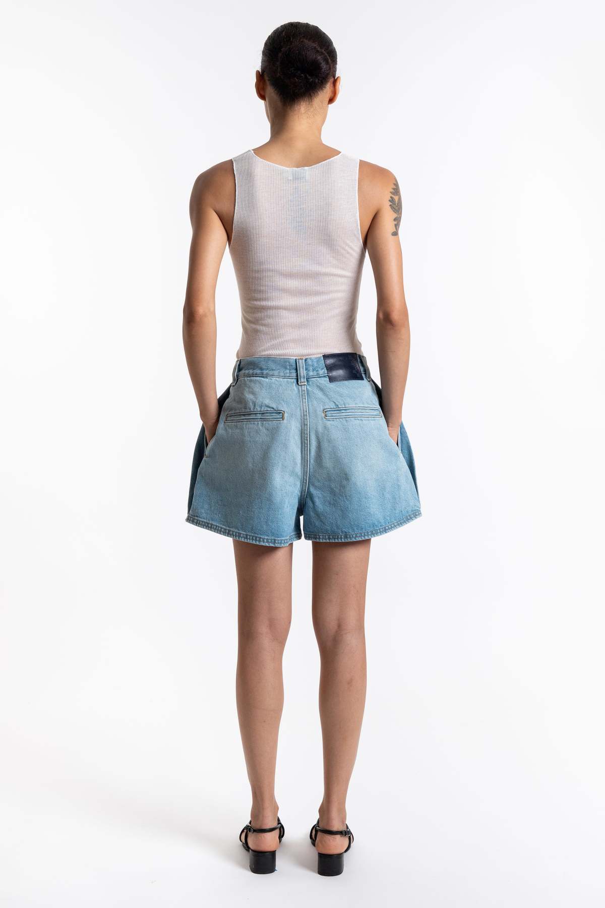 ショートパンツ HAIKURE SS25 'Ashley' shorts (HEW03346DF179L0883 L0883) HAIKURE Ashley shorts in light blue denim | TheDoubleF