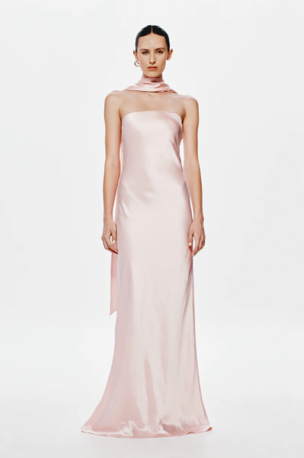 lilia sash neck maxi dress Introducing the Misha Lilia Satin Maxi Dress This satin dress screams timeless and comes with a long sash designed to drape around the neck. Can be worn without as-well. Size XS Hire